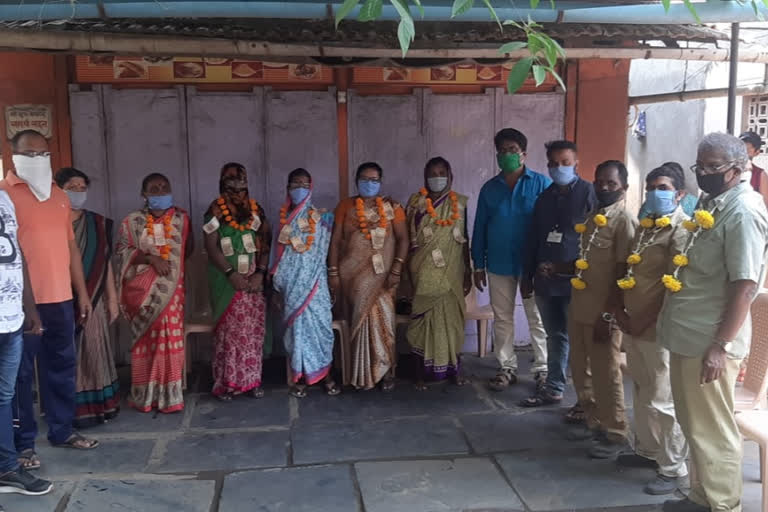 welcome cleaning staff kolhapur  कोल्हापूर लेटेस्ट न्युज  कोल्हापुरात सफाई कर्मचाऱ्यांचा सत्कार  kolhapur latest news