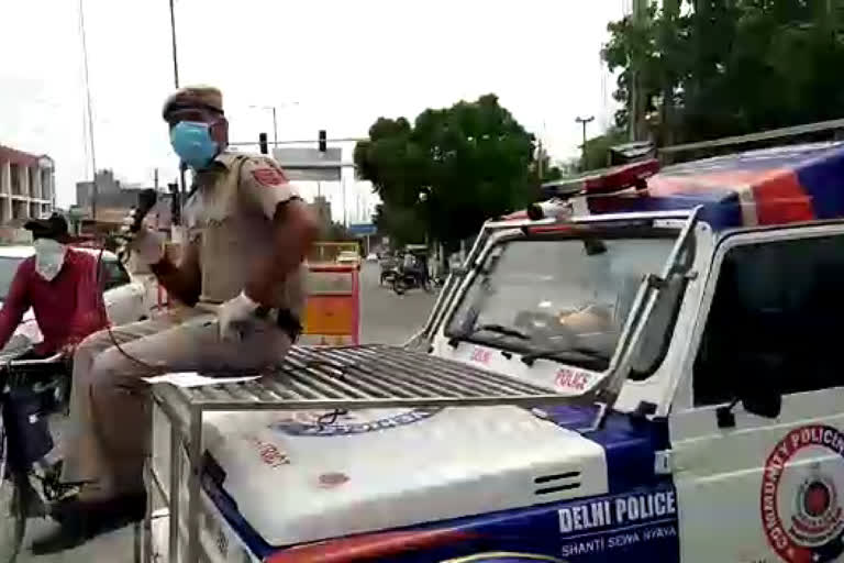 dwarka police singing song in haryanvi language to aware people over corona at najafgarh in delhi