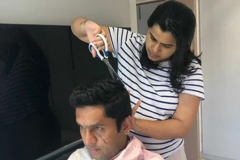 namita mundada cuts hair of husband akshay mundada