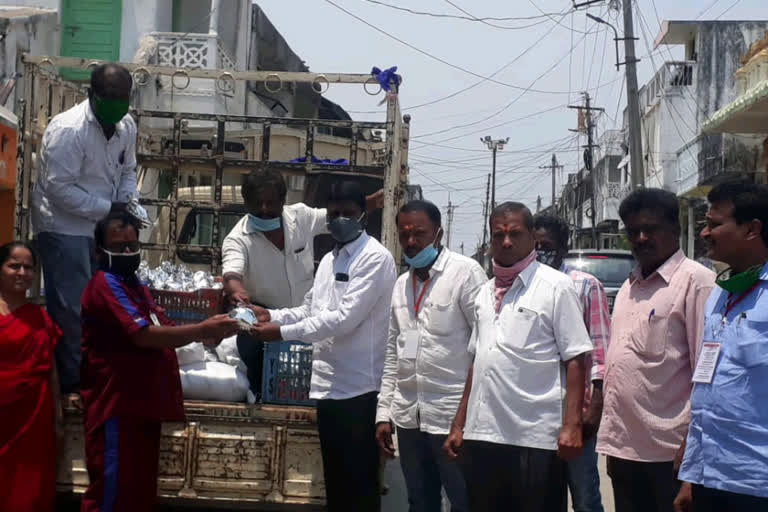 Distribution of food under the direction of Ayyappa Seva Samiti