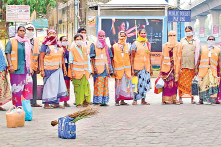 SANITATION EMPLOYEES HARDWORKING IN LOCK DOWN TIME