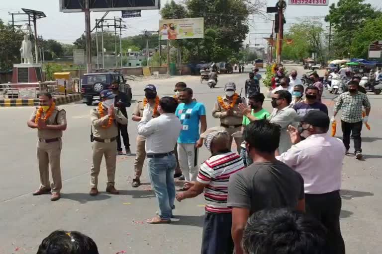 corona-warriors-honored-with-flowers-in-haridwar