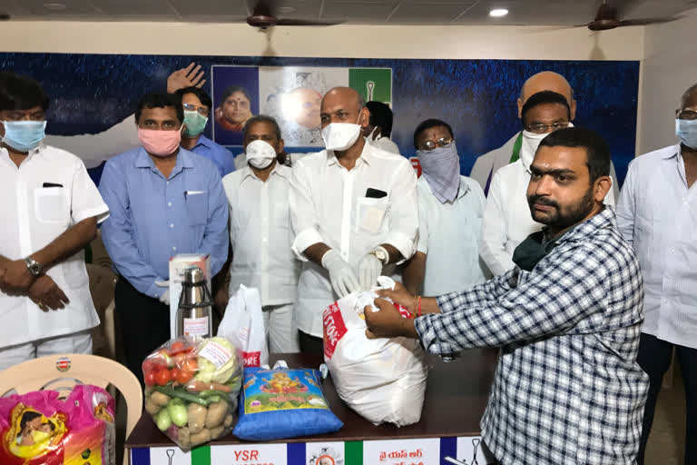 anaparthi mla distributes essential goods to 150 journalists