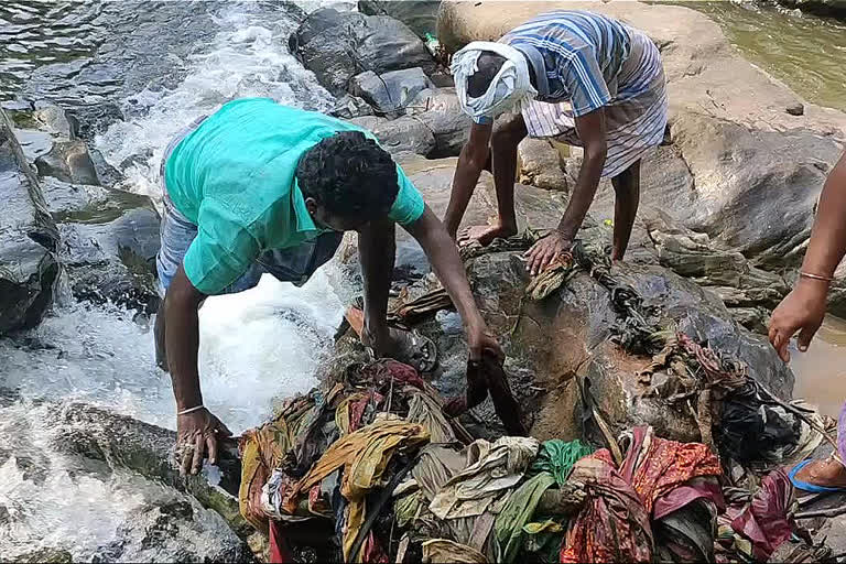 ஊரடங்கை பயன்படுத்தி ஒகேனக்கல் காவிரி ஆறு சுத்தம் செய்யப்படுகிறது