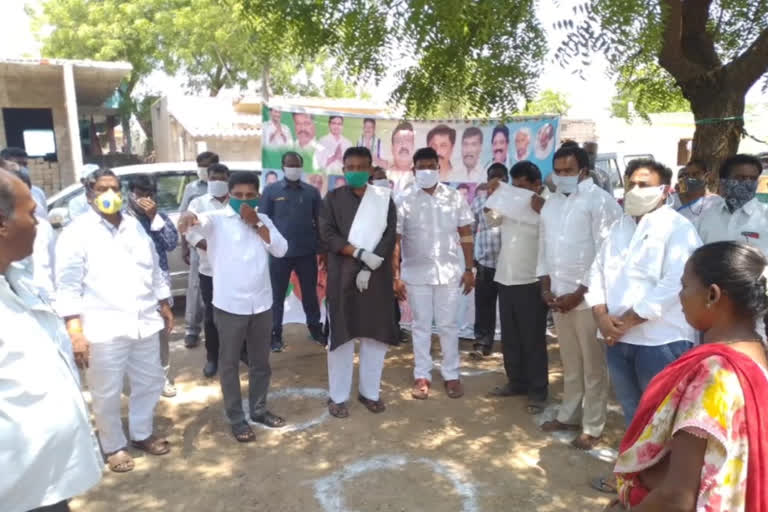 government VIP distributes essential goods to poor people at railwaykoduru in kadapa