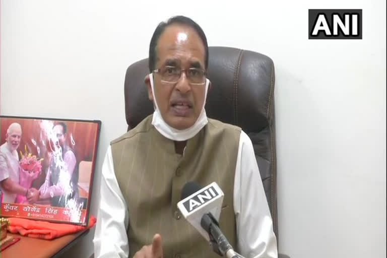 MP govt to deposit Rs 1  1000 in migrant labourers' accounts: Shivraj Chouhan  ശിവരാജ് സിംഗ് ചൗഹാൻ  കുടുങ്ങിക്കിടക്കുന്ന തൊഴിലാളികൾക്ക് 1000 രൂപ  ലോക്‌ ഡൗൺ  കൊറോണ  കൊവിഡ്  migrant labours of madhya pradesh  sivraj singh chauhan  covid mp  corona  lock down migratory labours