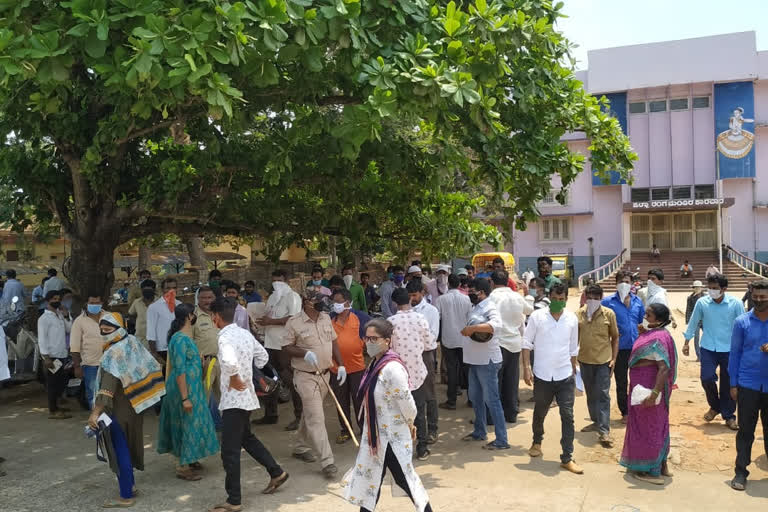 Rush to the front of Karwar Municipality for pass renewal