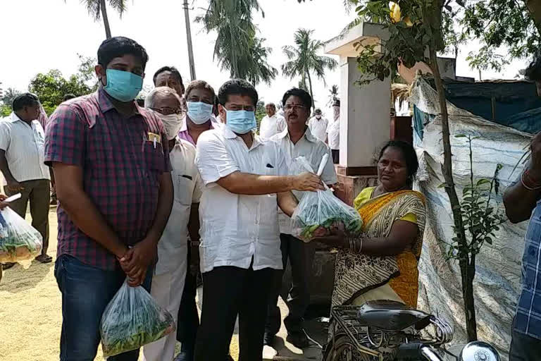 vegetables distributed by tdp former mla at raamavaram east godavari