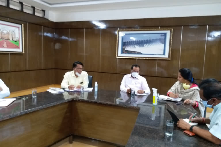 Devananda Chauhan discussing corona virus with officials in vijayapura