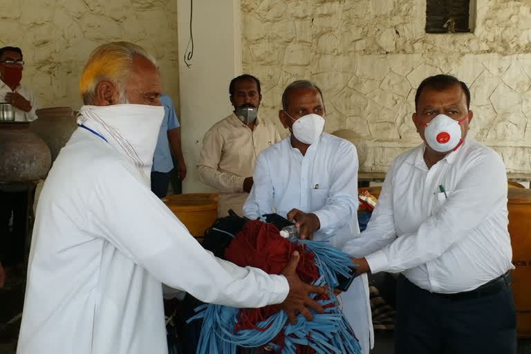 door to door mask distribution, mask distribution in barmer, बाड़मेर समाचार, बाड़मेर में मास्क वितरण