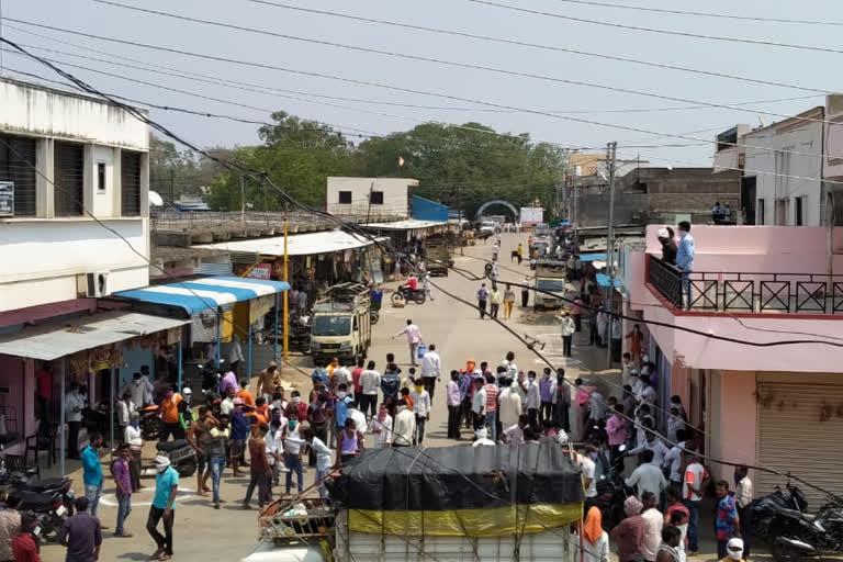 आपण कधी गंभीर होणार? उदगीर कृषी उत्पन्न बाजार समितीत सोशल डिस्टन्सिंगचे नियम धाब्यावर