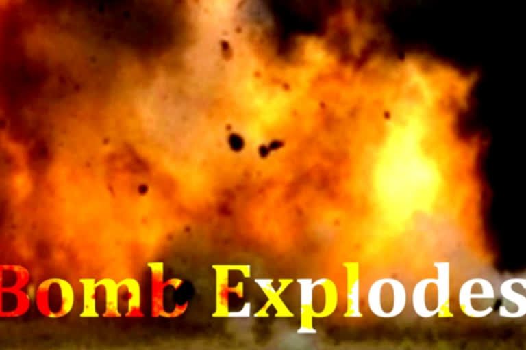 police constable injured in bomb explosion  Tamil nadu police  Athikuttai in Kuppanur village  country bomb exploded  Prohibition Enforcement Wing (PEW)  Coimbatore police  police raid  Coimbatore  മദ്യ വിൽപന  പി.ഇ.ഡബ്ലിയു  ചാരായ വിൽപന  ചെന്നൈ  ബോംബ് പൊട്ടിത്തെറി  കോയമ്പത്തൂർ