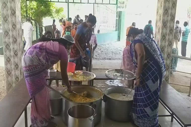 இலவச உணவு வழங்கிய அமைச்சர்