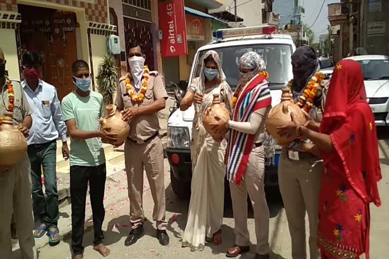 people of jhajjar showered flowers on police