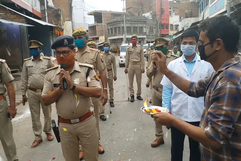 कोरोना वॉरियर्स पर फूलों की गई वर्षा