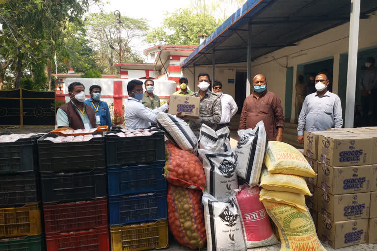 JMM District Committee gave goods to SSP for helpless people in dhanbad