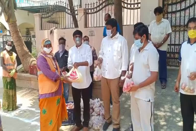 ఎంజీఆర్ ట్రస్ట్ ఆధ్వర్యంలో నిత్యావసర సరకుల పంపిణీ