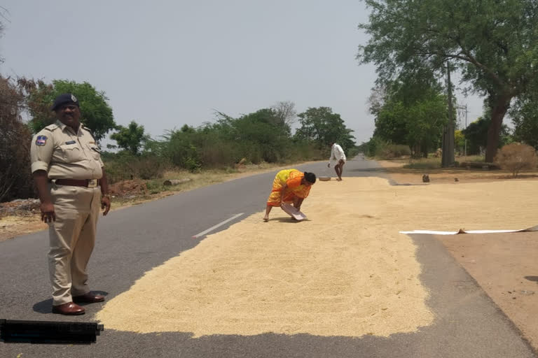 siddipeta-hasnabad-police-have-registered-a-case-against-a-farmer-for-gains-drying-on-the-road