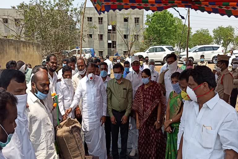 'నర్సాపూర్‌, కౌడిపల్లి మండలాల్లో కొనుగోలు కేంద్రాలు ప్రారంభం'