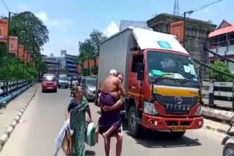 Kerala: Man forced to carry ailing father on foot after police stops autorickshaw citing lockdown guidelines