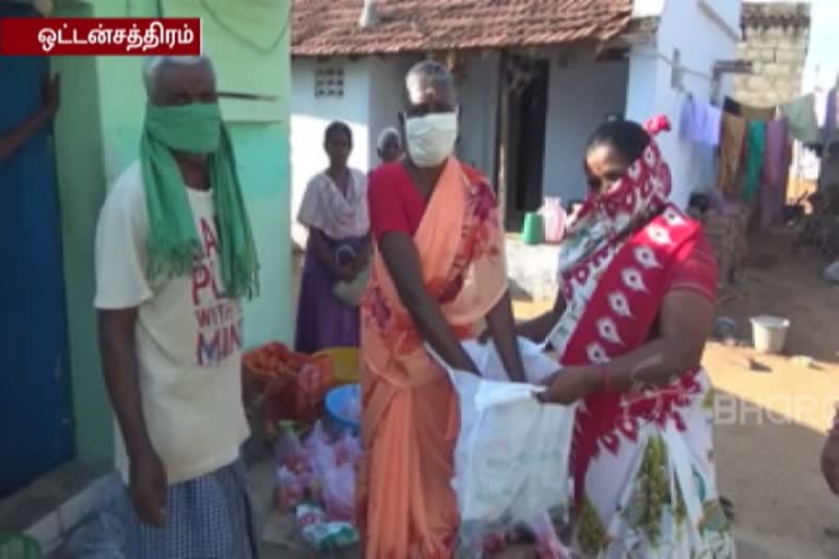 Corona Curfew: Member of the Panchayat Ward donating vegetable bags to 150 families