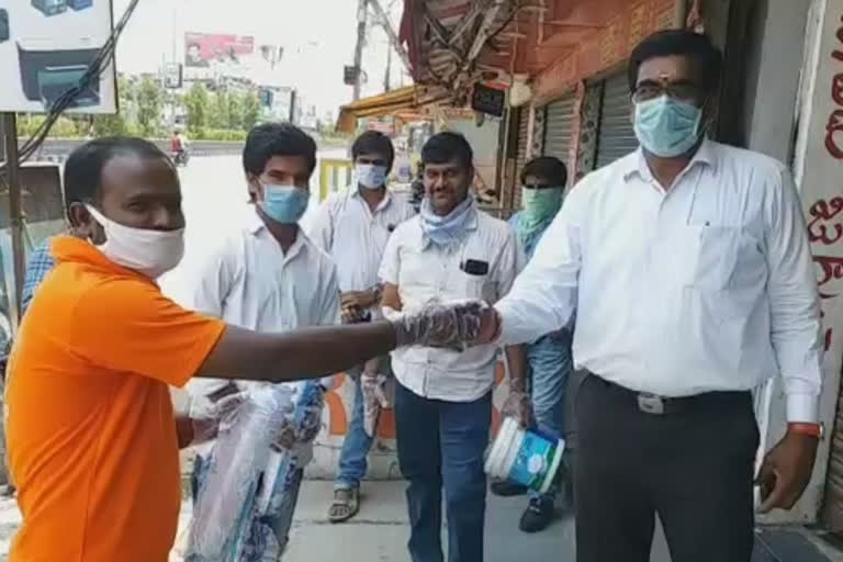 ABVP LEADERS DISTRIBUTED BUTTERMILK TO POLICE