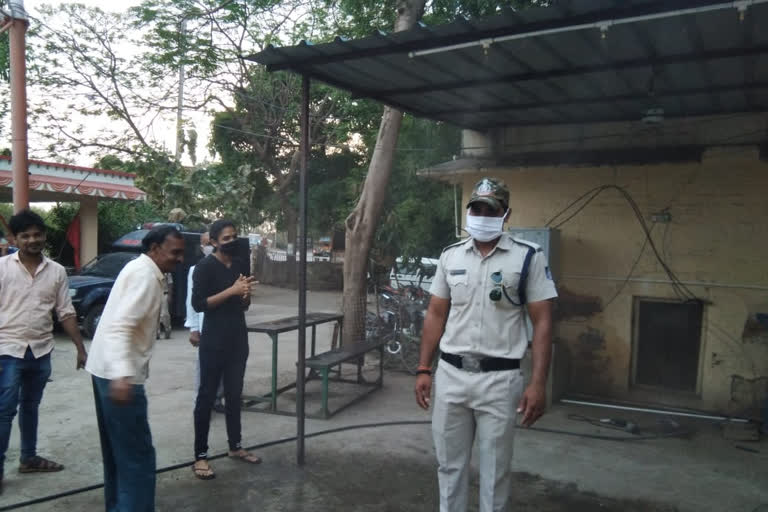 Municipality installed sanitizer machine in police station in vidisha