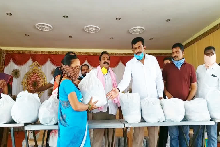 MLA helped 300 people distribute the goods at hasanparthy