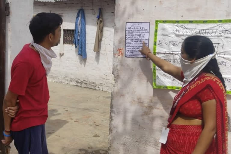 पोस्टर के जरिये कोरोना के प्रति जागरूकता फैला रही हैं आंगनबाड़ी कार्यकर्ता