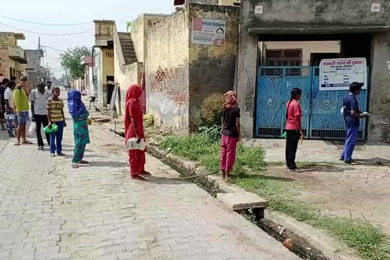 Free food distributed to people in Rohtak during lockdown