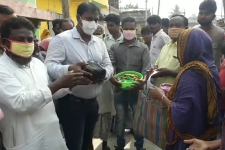 dadpur panchayat vice head accused of not obeying social distance while distributing food stuff to poor in north 24 paraganas