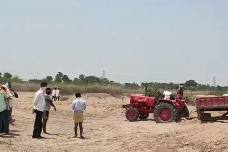 varikolu villagers protest against to the sand transportation in koheda siddipeta