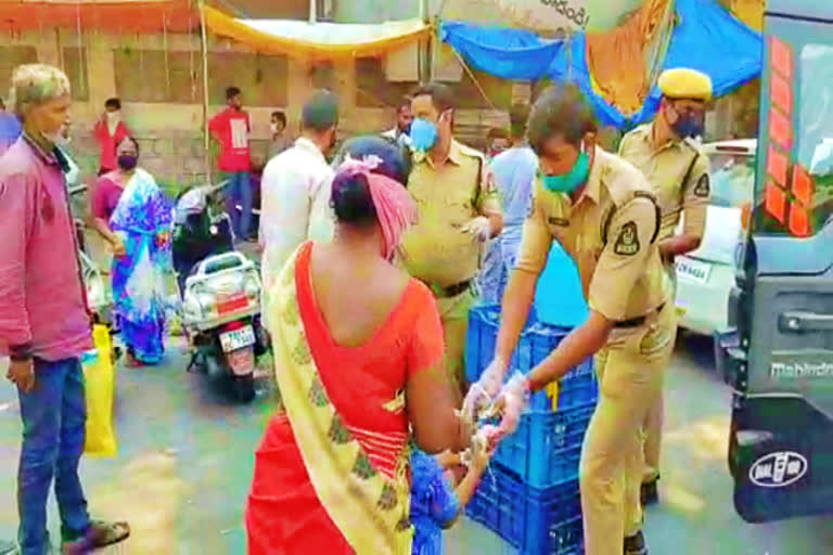 constable-distributed-food-to-poor-people-at-hyderabad