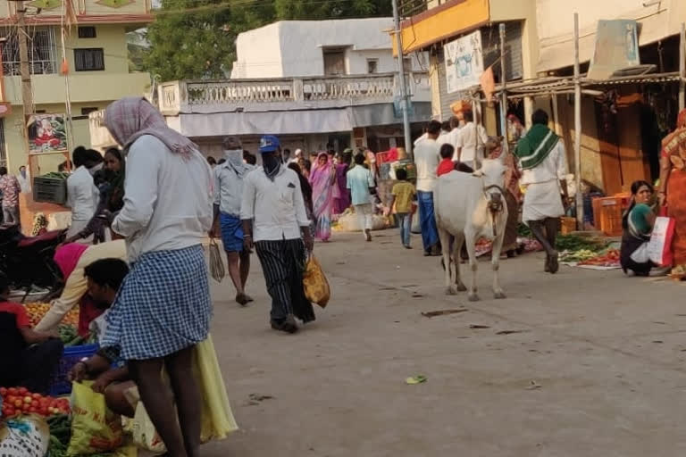 Surapur People Don't Care For Lock Down:  gathered in market