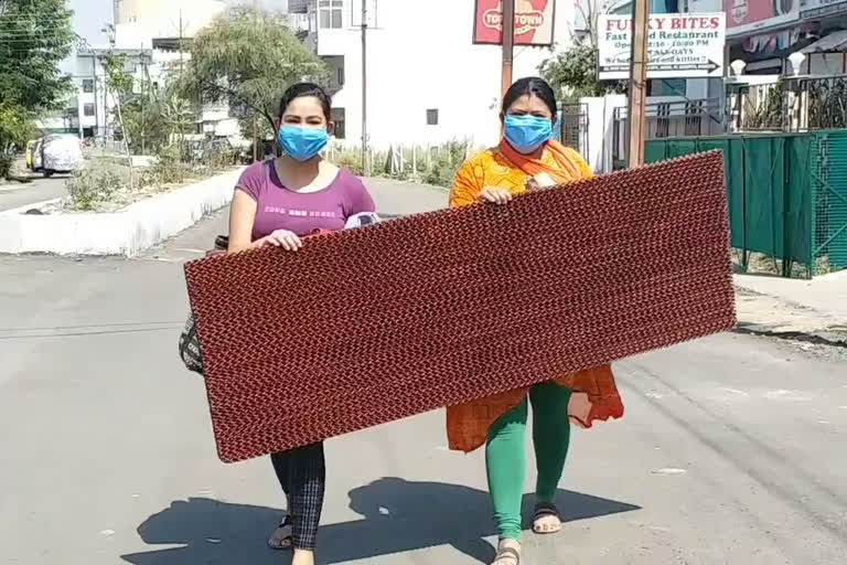 People are fighting the corona and heat in Bhopal