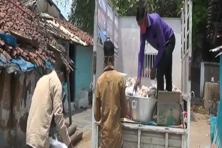 Volunteers are providing ration to the needy