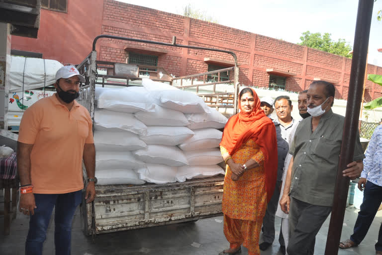 reached MP Dharamvir wife reached Janata Rasoi in bhiwani