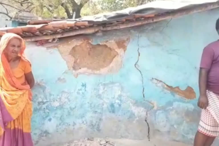 Cracks in homes of people living in fire affected and landslide area in Dhanbad