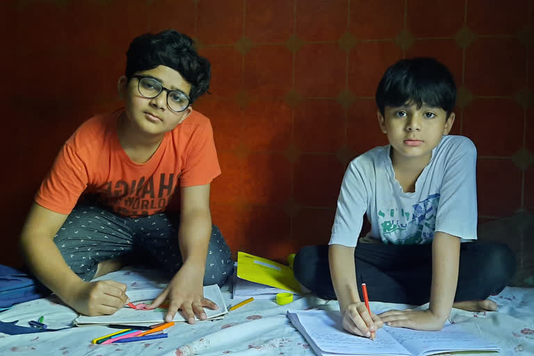 ghaziabad students facing problems during lockdown in self study