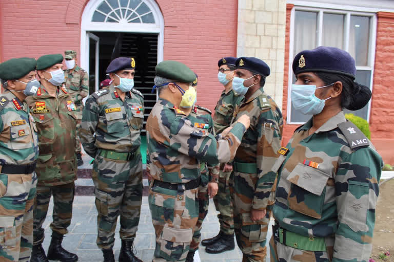 Chief of Army Staff  REVIEWS SECURITY IN KASHMIR  KASHMIR VALLEY  emerging security challenges  General MM Naravane  കശ്മീരിലെ സൈനിക ക്യാമ്പുകള്‍ സന്ദര്‍ശിച്ച് സിഒഎഎസ്  കശ്മീരിലെ സൈനിക ക്യാമ്പുകള്‍ സന്ദര്‍ശിച്ച് സിഒഎഎസ്