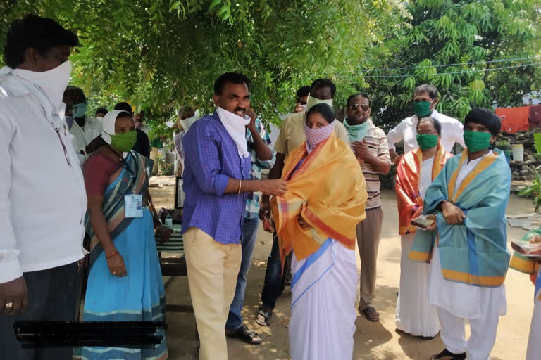 Nakirel people who honored asha workers in nalgonda