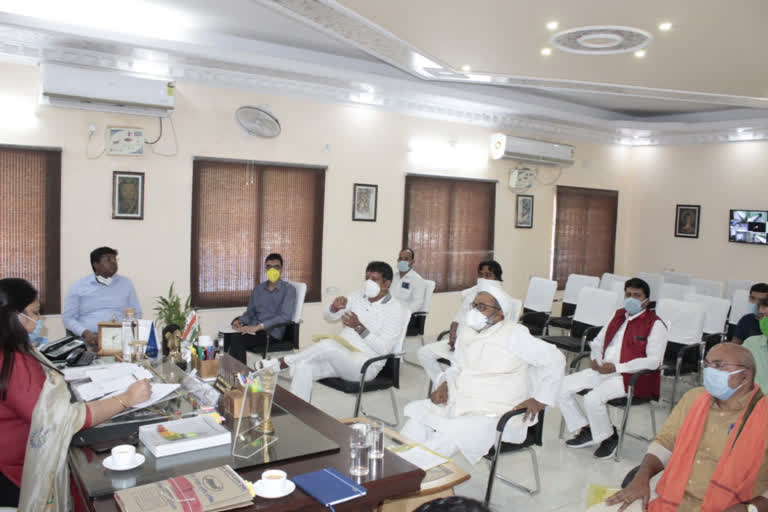 Review meeting of preparations made at district level for prevention of corona infection in deoghar