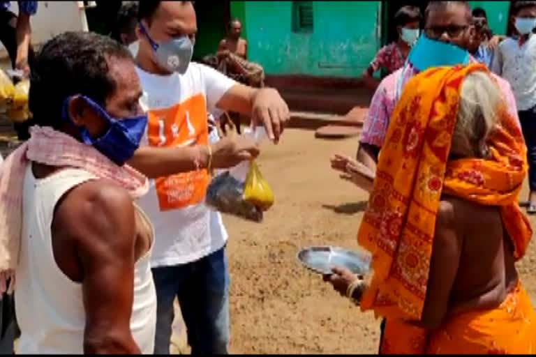 Volunteer youths distributed cooked food and masks to the poor people