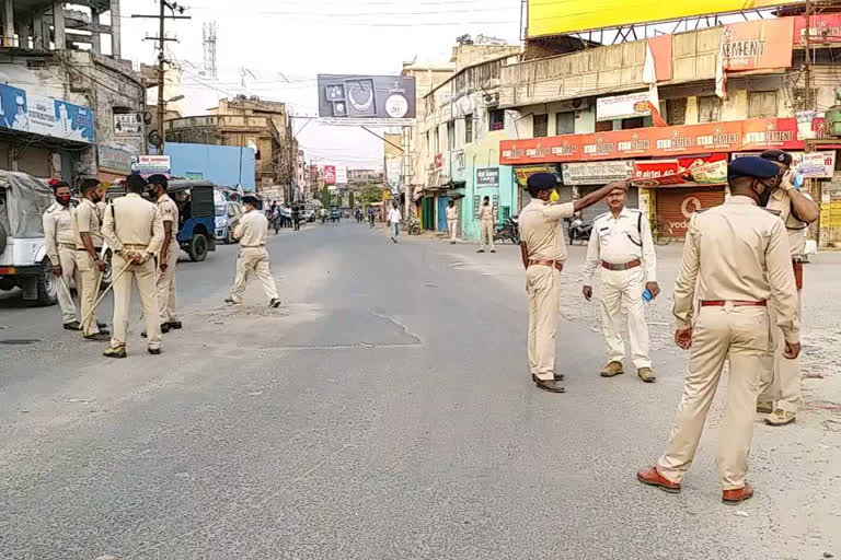 Manipur curfew  Corona lockdown  Imphal news  Manipur police  Lockdown violations  ലോക് ഡൗണ്‍  മണിപ്പൂര്‍ പൊലീസ്  കര്‍ഫ്യൂ  കൊവിഡ്-19