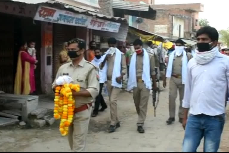 people gave flower garlands to police