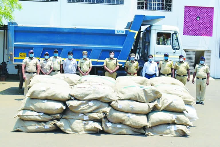 nandurbar police seized gutkha from sand truck