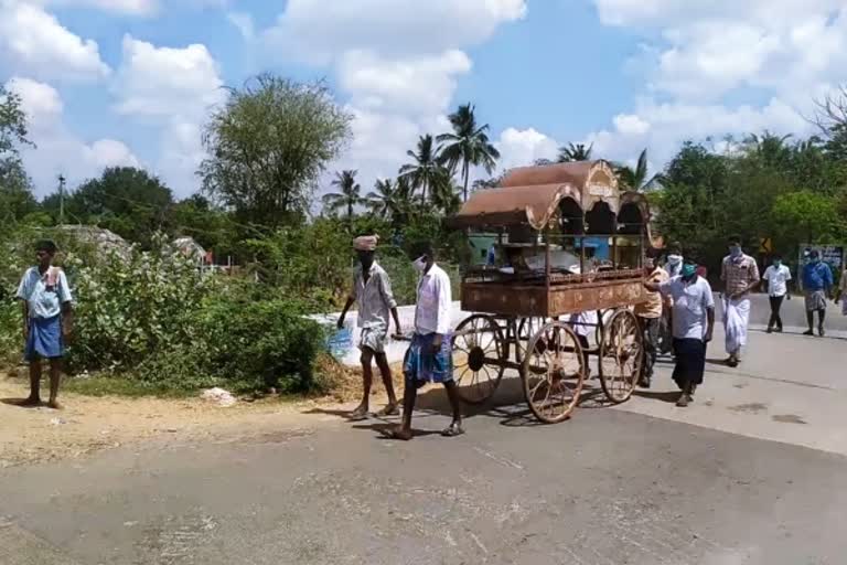 முதியவரின் உடலை அடக்கம் செய்வதற்காக கொண்டு செல்லும் காட்சி