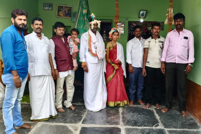 couple married  in the presence of only 10 people