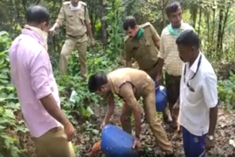 നൂറ്‌ ലിറ്റർ വാഷ്  കോഴിക്കോട്‌  kozhikodu news  Kudumbasree activists destroyed  100 liters of wash