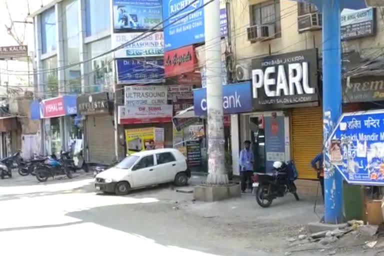 silence looms at rajouri garden which is delhi largest market during lockdown